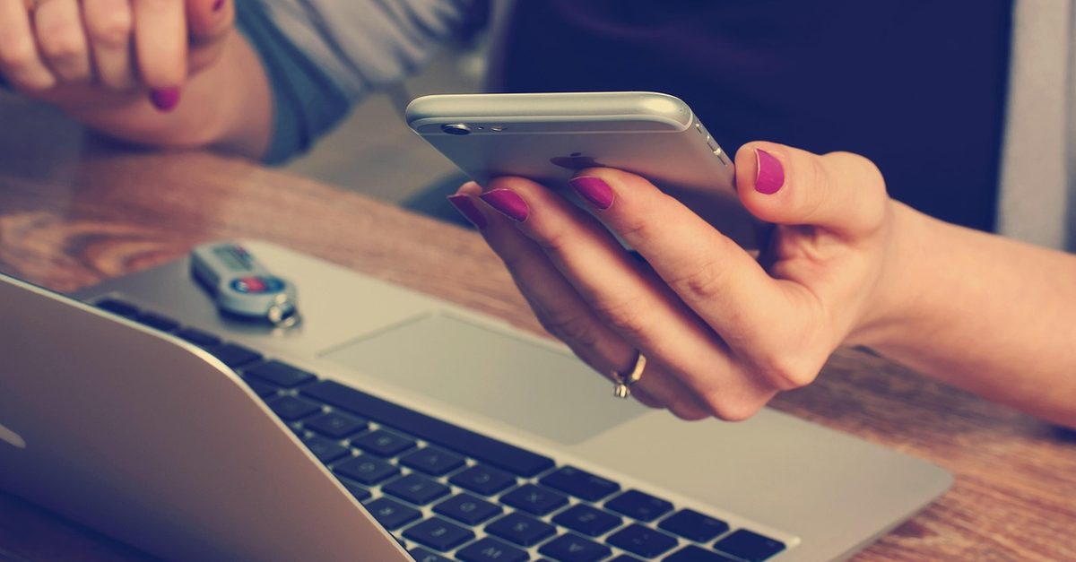 Onze Lambda denkt dat 'ie een telefoon is