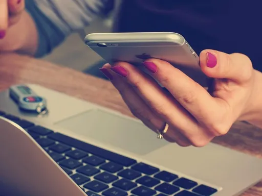 Onze Lambda denkt dat 'ie een telefoon is